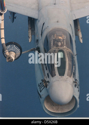 Ltv a-7e 'corsair ii' attribué à la lumière Attack Squadron 46 (va-46) qui est à bord du USS John f. Kennedy (cv-67) ravitaille à partir d'un Boeing KC-135 "tratotanker'. Banque D'Images