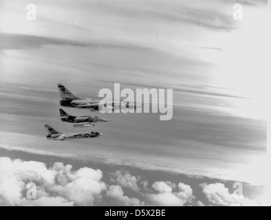 Un Douglas Eka-3B Skywarrior de VAQ-130, un Douglas A-4F SkyHawk de va-22, et un Vought F-8J Crusader de VF-53 en vol ensemble. L'EKA-3B était un avion de guerre électronique, l'A-4F était un avion d'attaque basé sur porte-avions, et le F-8J était un avion de chasse basé sur porte-avions, tous exploités par des escadrons de l'US Navy. Banque D'Images