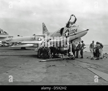 Une charge de personnel sur un réservoir de carburant d'un douglas4d-2 'skyhawk' d'Attack Squadron (VA) 34 sur le pont de l'USS Saratoga (CVA-60), 1959. Banque D'Images