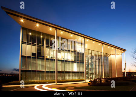 Bâtiment moderne éclairée la nuit Banque D'Images