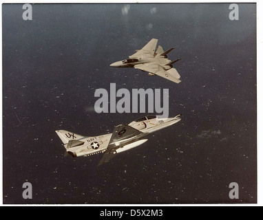 Un douglas ta-4 'skyhawk' d'escadron composite de la flotte (VC) 13 s'engage dans un combat avec un Grumman F-14 'tomcat' au cours acm formation. Banque D'Images