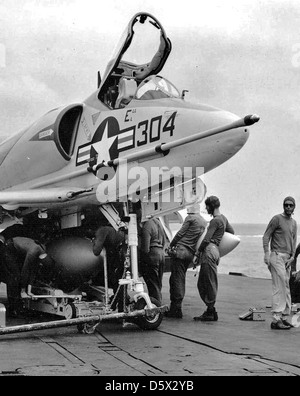 Le personnel charge un réservoir de carburant sur un Douglas A4D-2 SkyHawk de l'escadron d'attaque va-34 sur le pont d'envol de l'USS Saratoga (CVA-60) en 1959. L'A4D-2 Skyhawk était un avion d'attaque à porte-avions utilisé par la marine américaine pour le soutien aérien rapproché et les frappes de précision. Banque D'Images