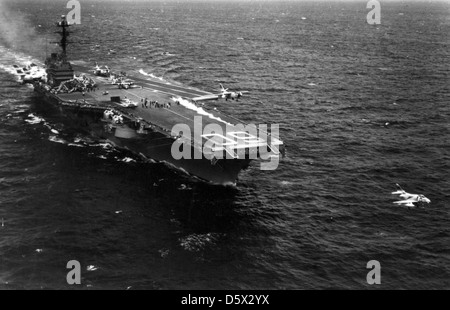 Un Douglas A4D 'Skyhawk' et un Douglas A3D 'Skywarrior' lancés depuis l'USS Saratoga (CVA-60) dans l'océan Atlantique. Ces avions à porte-avions ont joué un rôle important dans les opérations de la marine américaine pendant la guerre froide et la guerre du Vietnam. Banque D'Images