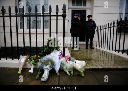 Losinda l'âge de 5 places fleurs à l'extérieur de la maison de l'ancien Premier ministre britannique Margaret Thatcher à Londres, Grande-Bretagne, 09 Avril 20 Banque D'Images