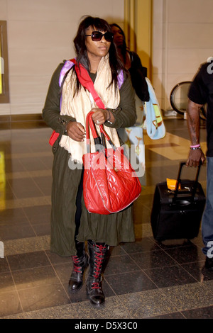 Serena Williams habillés à la légère comme elle arrive à l'Aéroport National Reagan de Washington avec sa soeur. Les sœurs Williams Banque D'Images