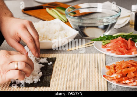 La préparation de sushi dans la cuisine Banque D'Images
