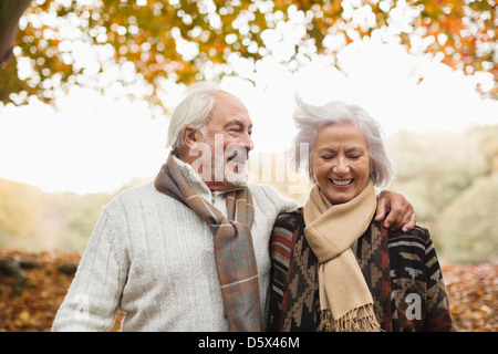 Vieux couple walking in park Banque D'Images