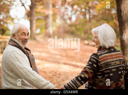 Vieux couple walking in park Banque D'Images