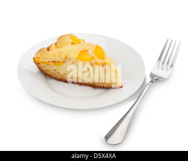 Morceau de gâteau avec des pêches sur une plaque sur un fond blanc. Clipping Path Banque D'Images