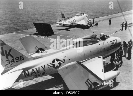 North American FJ-4B (AF-1E) de "colère" VA-146 se prépare à lancer à partir de l'envol de l'USS ORISKANY (CVA-34). Banque D'Images