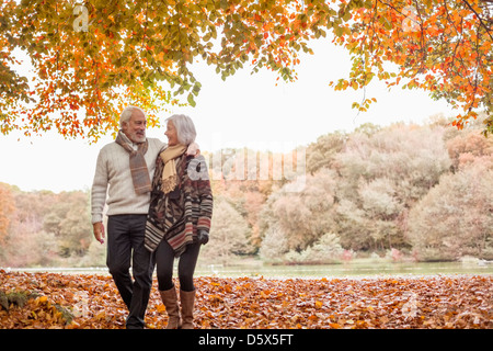 Vieux couple walking in park Banque D'Images