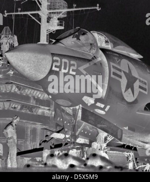 McDonnell F3H-2M 'DEMON' de FS (VF) 61 en préparation pour un lancement à partir de la catapulte l'USS Saratoga (CVA-60), 1957. Banque D'Images