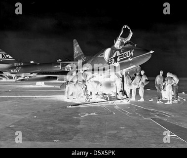 Une charge de personnel sur un réservoir de carburant d'un douglas4d-2 'skyhawk' d'Attack Squadron (VA) 34 sur le pont de l'USS Saratoga (CVA-60), 1959. Banque D'Images