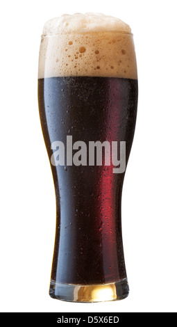 Frosty verre de bière noir isolé sur fond blanc Banque D'Images