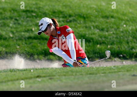 07 avril, 2013 : Pornanong Phatlum de Thaïlande hits à partir d'un bunker sur le 17ème trou lors de la ronde finale du Championnat Kraft Nabisco à Mission Hills Country Club de Rancho Mirage, en Californie..Charles Baus/CSM. Banque D'Images