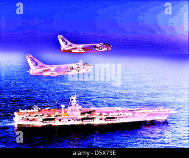 Le LTV A-7E Corsair IIS de l'Attack Squadron 82 est vu en vol au-dessus de l'USS Nimitz (CVN-68). L'A-7E était un avion d'attaque tous temps basé sur porte-avions utilisé par l'US Navy. Banque D'Images