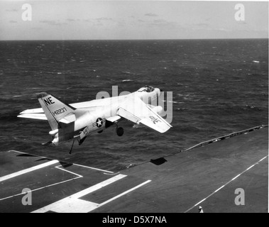 Un Douglas A3D Skywarrior du Heavy Attack Squadron Eight (VAH-8) effectue un bolter (manque un atterrissage) et se prépare à faire le tour pour une autre tentative lors des opérations de vol de routine sur l'USS Midway (CVA-41). Le Skywarrior était un bombardier stratégique à porte-avions. Banque D'Images