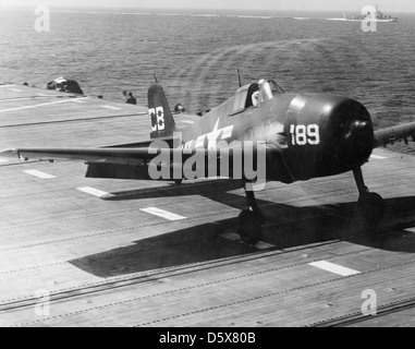 Un Grumman F6F-5 Hellcat affecté à l'unité de formation de qualification des transporteurs (CQTU-4) effectue des opérations de formation sur le poste de pilotage de l'USS Monterey (CVL-26). Le Hellcat était un chasseur naval clé pendant la seconde Guerre mondiale, connu pour son efficacité au combat sur le théâtre du Pacifique. Banque D'Images