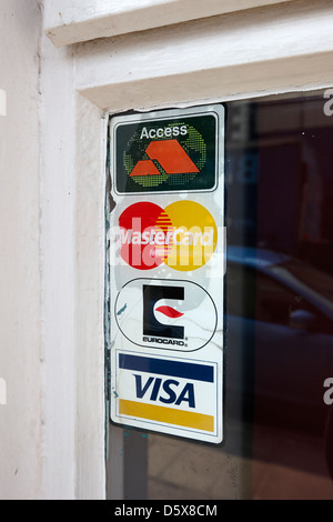 Accès ancien Visa et Eurocard Mastercard carte de crédit ouvrir la fenêtre d'un magasin moira County Down Irlande du Nord uk Banque D'Images