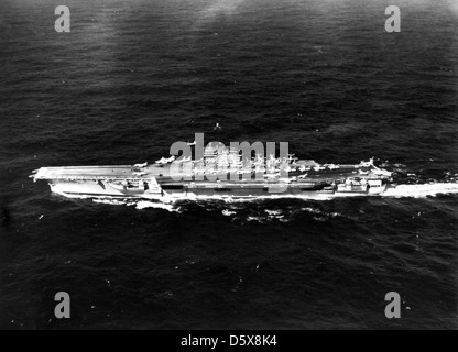 USS Saratoga (CVA-60) en cours d'opérations aériennes. Banque D'Images