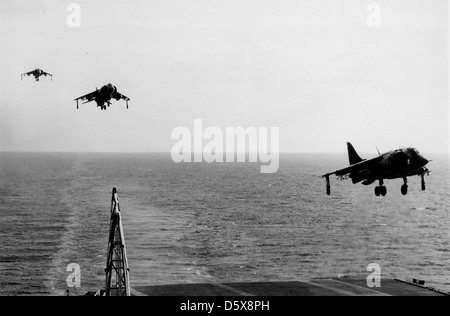 Mcdonnell douglas av-8A Harrier' des 'attack squadron (vma) 231 terre sur l'uss franklin d. Roosevelt (cv-42). cette croisière a marqué les premières opérations de la verticale de décollage et d'atterrissage courts (vstol) aéronef d'un transporteur. Banque D'Images