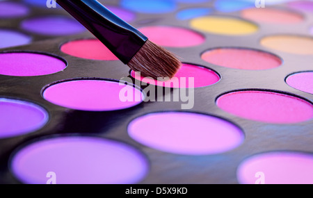 Palette ombre à paupières colorées avec brosse Banque D'Images