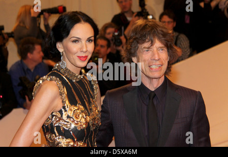 L'Wren Scott, Mick Jagger Alexander McQueen : 'Ssauvages Beauty' Costume Institute Gala au Metropolitan Museum of Art New York Banque D'Images