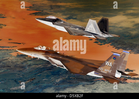 Le McDonnell Douglas F-15E Strike Eagle et le Lockheed Martin/Boeing F-22 Raptor, deux chasseurs avancés de l'US Air Force, sont vus au champ d'essai et d'entraînement de la base aérienne de Nellis. Les deux avions font partie intégrante de la supériorité aérienne et des missions de frappe de l'US Air Force. Banque D'Images