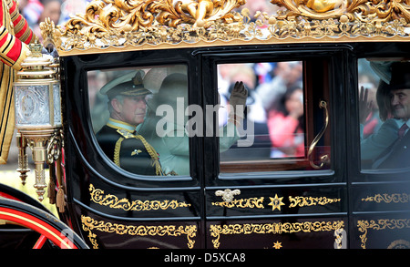 Charles prince de Galles et la duchesse de Cornouailles Camilla quitte après le mariage royal le mariage du Prince William et Banque D'Images