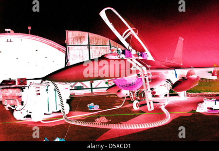 Des spécialistes de l'avionique supervisent un test d'étalonnage de destination laser via l'affichage tête haute sur un avion de chasse F-16 à la base aérienne d'Aviano, en Italie, en 1999. Ce processus garantit un ciblage et une navigation précis pendant les opérations. Banque D'Images