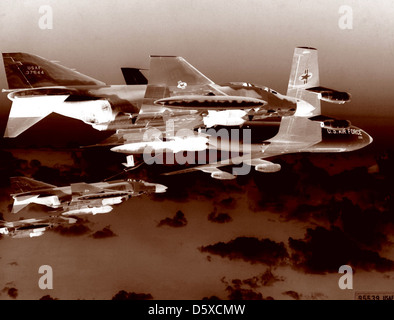 Un Boeing KC-135A tratotanker «' ravitaille McDonnell F-4C Phantom 'IIS'. Banque D'Images