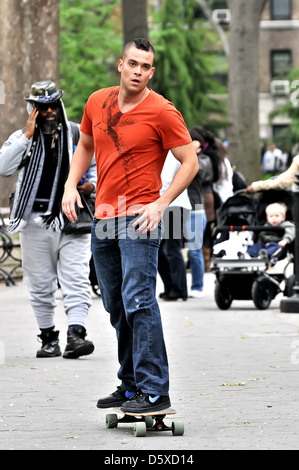 Mark Salling sur l'emplacement de 'Glee' de Manhattan dans le Washington Square Park, New York City, USA - 29.04.11 Banque D'Images