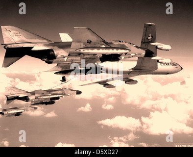 Un Boeing KC-135A tratotanker «' ravitaille McDonnell F-4C Phantom 'IIS'. Banque D'Images