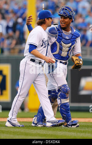 Kansas City, USA. 8 avril 2013. Salvador Perez # 13 et Aaron Crow # 43 des Royals de Kansas City célébrer après le match entre la MLB Twins du Minnesota et le Kansas City Royals au Kauffman Stadium à Kansas City, MO. Credit : Cal Sport Media / Alamy Live News Banque D'Images