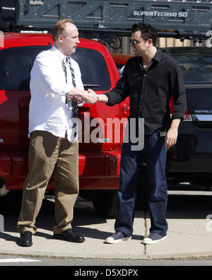 Matt Walsh et Seth MacFarlane sur le plateau de tournage de son nouveau film 'Ted' Boston, Massachusetts - 29.04.11 Banque D'Images