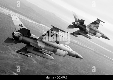 Le General Dynamics F-16 'Fighting Falcon' dans sa livrée 'Aggressors' est utilisé pour l'entraînement au combat ennemi simulé. Ce chasseur polyvalent et multirôle est un atout essentiel pour les opérations air-air et air-sol. Banque D'Images