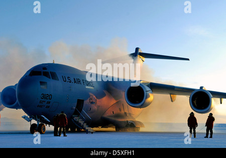 Un Boeing C-17 Globemaster III, un gros avion de transport militaire, vu ici au départ de McChord AFB. Il est capable de transporter des cargaisons surdimensionnées et de mener des missions de déploiement stratégique rapide. Banque D'Images