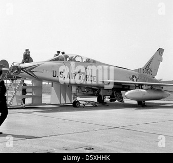 North American F-100F-10-NA 'Super Sabre' A2, Lakenheath le 22 mai 1965. Banque D'Images