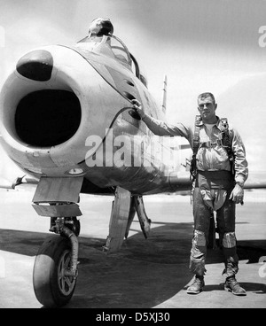 Robert Escalle à côté d'un North American F-86F 'Sabre', 45e FIS à Sidi Slimane AB en français au Maroc. Banque D'Images