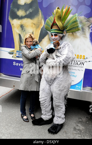 Edie Falco et Madagascar Live ! Roi caractère Julien rth Shore Ligue animale 'Tour de l'Amérique pour la vie" événement adoption d'animaux Banque D'Images