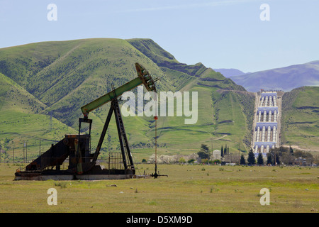 Les derricks de pétrole près de Ira J. Chrisman Wind Gap, partie de l'usine de pompage de la California State Water Project, Vallée de San Joaquin, CA Banque D'Images