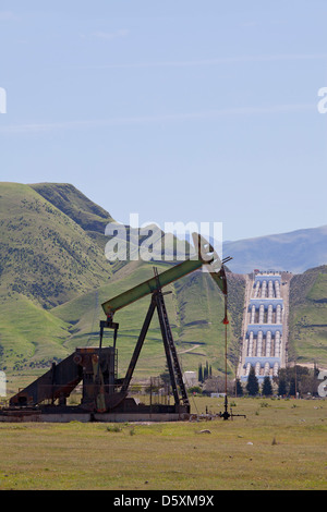 Les derricks de pétrole près de Ira J. Chrisman Wind Gap, partie de l'usine de pompage de la California State Water Project, Vallée de San Joaquin, CA Banque D'Images