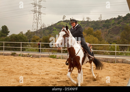 Les nouvelles installations équestres et Glendale Narrows Riverwalk. Le Glendale Narrows Riverwalk a ouvert le 12 décembre 2012 Banque D'Images