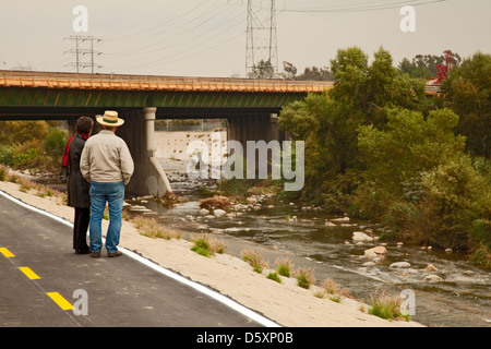 Le Glendale Narrows Riverwalk a ouvert le 12 décembre 2012 avec une cérémonie d'inauguration. Banque D'Images