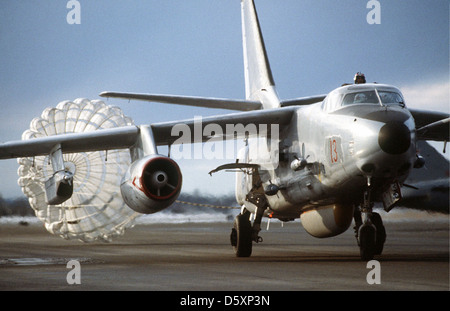 Le Douglas Skywarrior était un bombardier stratégique à porte-avions utilisé par la marine américaine. Il a joué un rôle clé dans la dissuasion de la guerre froide, capable de transporter des armes nucléaires pour des missions de bombardement à longue portée, et a été une composante principale de la puissance aérienne navale. Banque D'Images