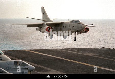 Le Douglas EA-3B 'Skywarrior' se prépare à atterrir à bord de l'USS Kitty Hawk (CV-63). Cet avion était une plate-forme de reconnaissance et de guerre électronique basée sur porte-avions, jouant un rôle vital dans les missions d'attaque électronique pendant la guerre froide. Banque D'Images
