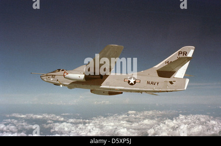 Le Douglas Skywarrior, officiellement désigné A3D, était un bombardier à porte-avions utilisé par l'US Navy. Il sert pendant la guerre froide, transportant des armes nucléaires et effectuant des missions de bombardement à longue portée à partir de porte-avions. Banque D'Images