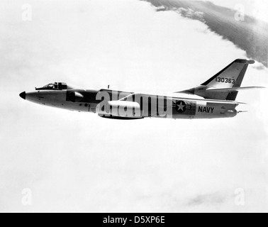 Le Douglas A3D-1 Skywarrior, rebaptisé plus tard A-3A, était un bombardier à porte-avions utilisé par la marine américaine pour les bombardements stratégiques et la reconnaissance pendant la guerre froide. Banque D'Images