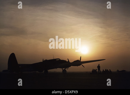 Sunset silhouette d'un Boeing B-17 'Flying Fortress', à Langley Field, Virginie, en juillet 1942. Banque D'Images