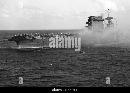 Abandonner le navire de l'équipage à bord de l'uss lexington (CV-2), après que le transporteur a été touché par des bombes et des torpilles japonaises durant la bataille de la mer de corail. Banque D'Images